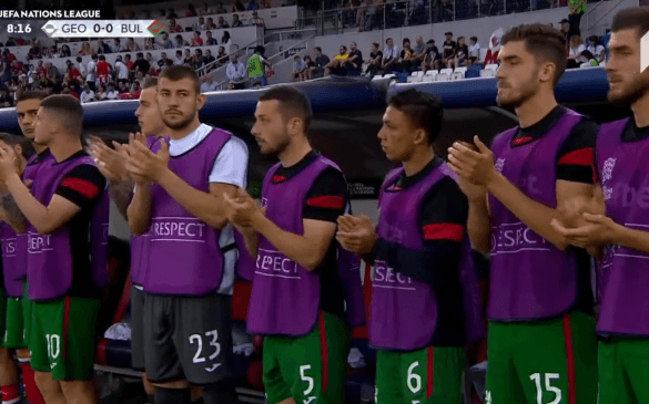 მე-8 წუთზე ავარიაში დაშავებული ფეხბურთელი მთელმა სტადიონმა გაამხნევა